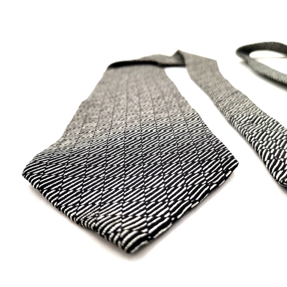 Guess 100% Silk Vintage Geometric Gray Black Long Professional Neck Tie - Picture 5 of 7